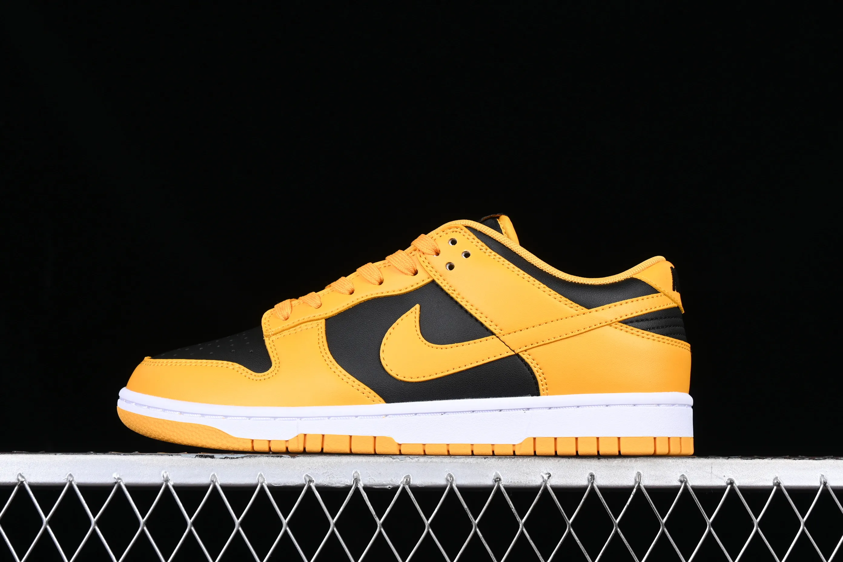 All Categories Nk SB Dunk Series Nk SB Dunk Low Low-top Sneakers Nk Dunk Low "Goldenrod" Black and Yellow University of Iowa SB Smashing Backboard Fashion Casual Sneakers DD1391-004